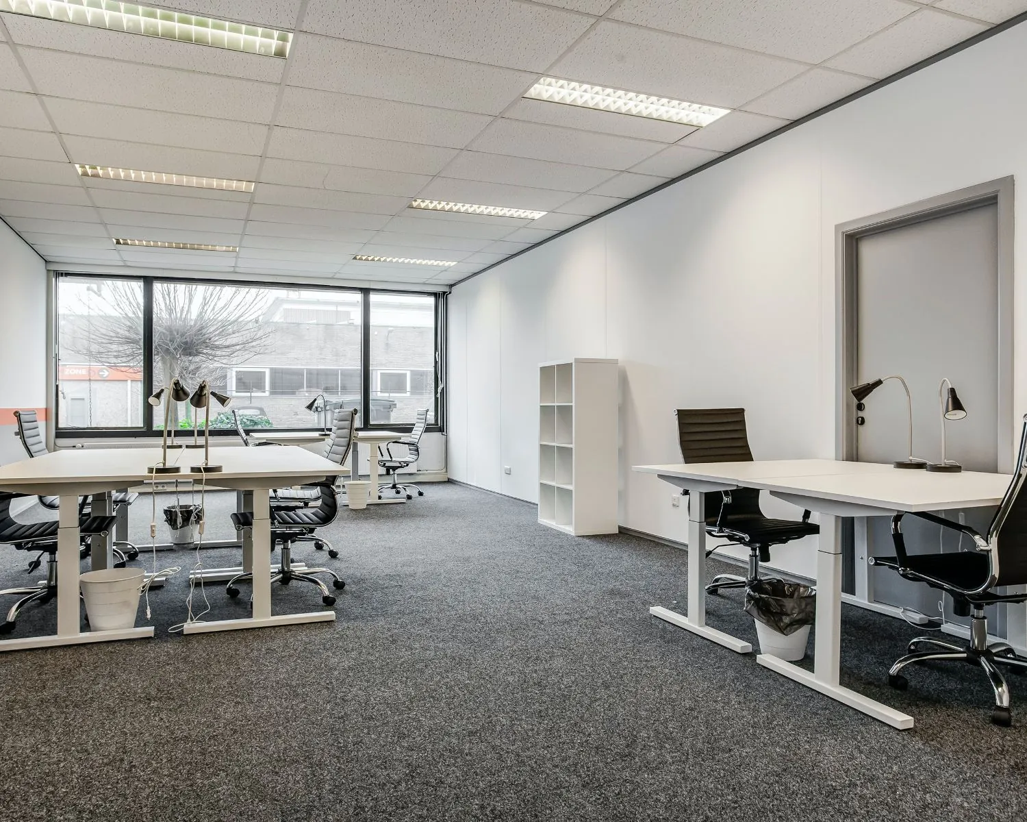 Moderne kantoorruimte met meerdere bureaus en bureaustoelen aan De Limiet 15 in Vianen.