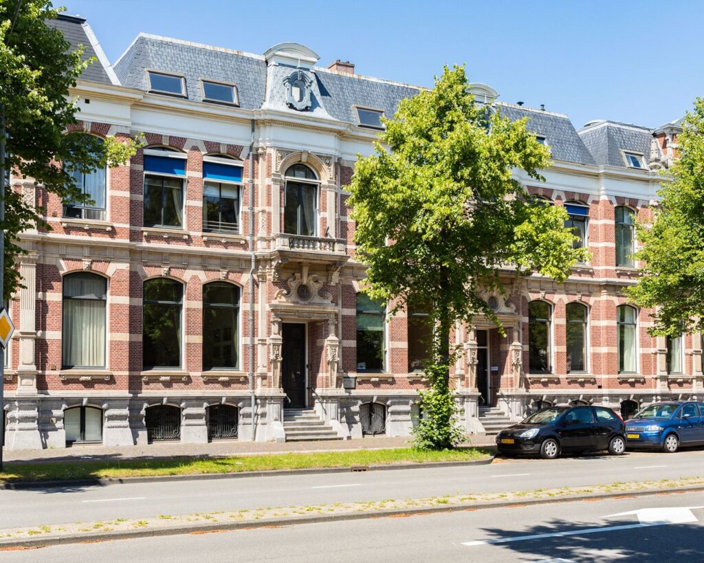 Monumentaal kantoorpand aan de Dreef 36 in Haarlem met klassieke gevel en geparkeerde auto’s voor de deur.