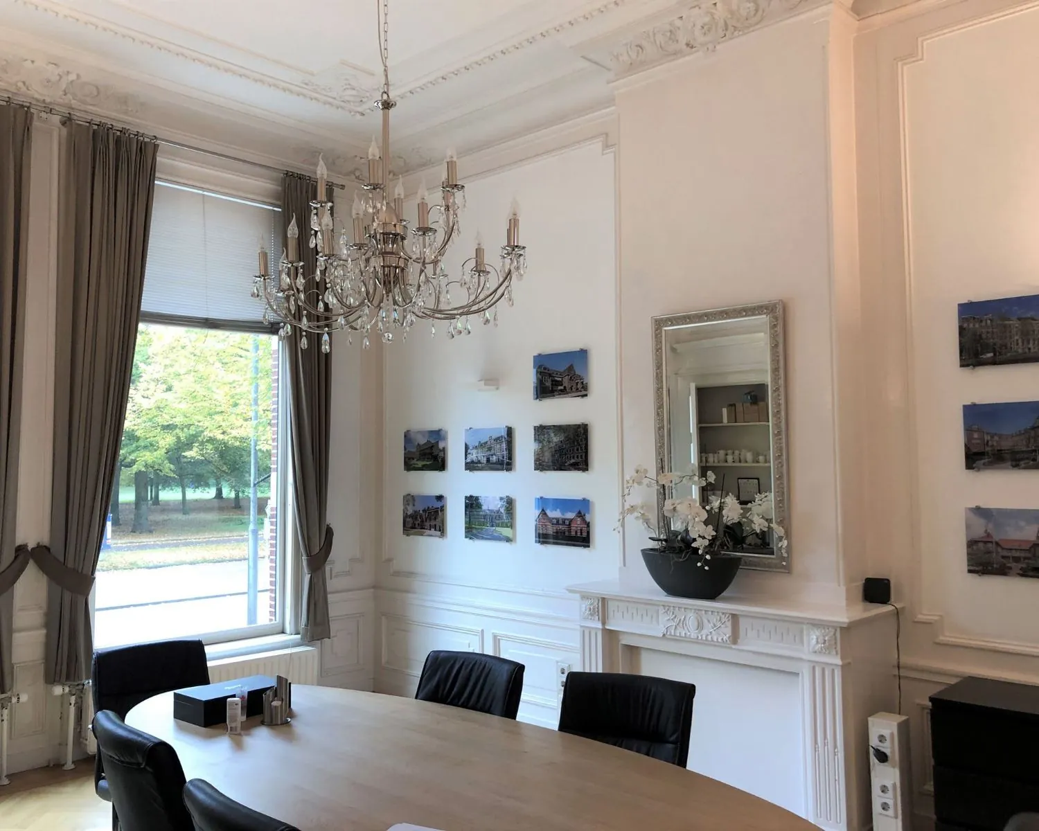 Stijlvolle vergaderruimte in een monumentaal kantoorpand aan de Dreef 36 in Haarlem met hoge plafonds, kroonluchter en klassieke wanddecoratie.