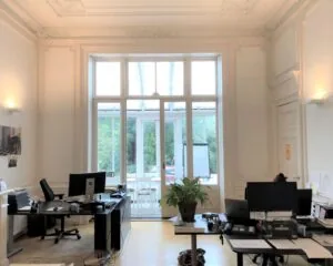 Lichte kantoorruimte met hoge plafonds, klassieke ornamenten en grote ramen aan de Dreef 36 in Haarlem.