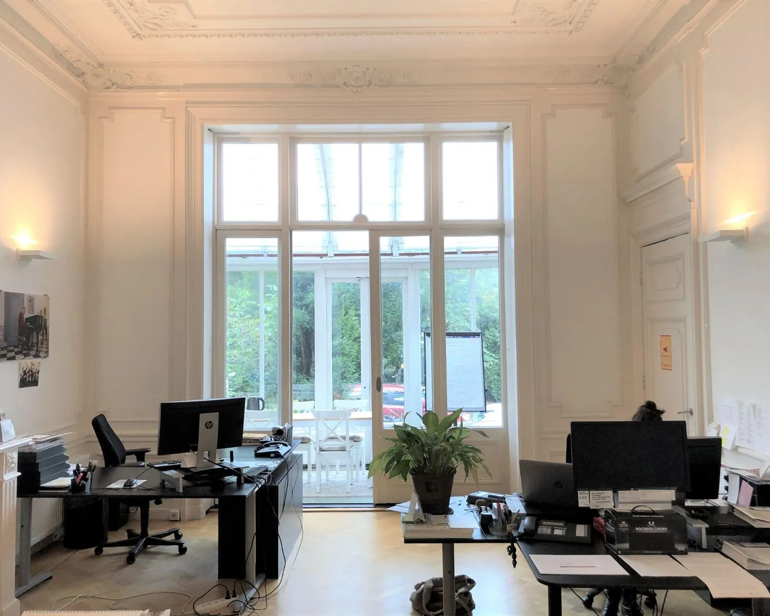 Lichte kantoorruimte met hoge plafonds, klassieke ornamenten en grote ramen aan de Dreef 36 in Haarlem.