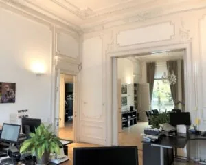 Stijlvolle kantoorruimte aan de Dreef 36 in Haarlem met hoge plafonds, klassieke details en moderne werkplekken.