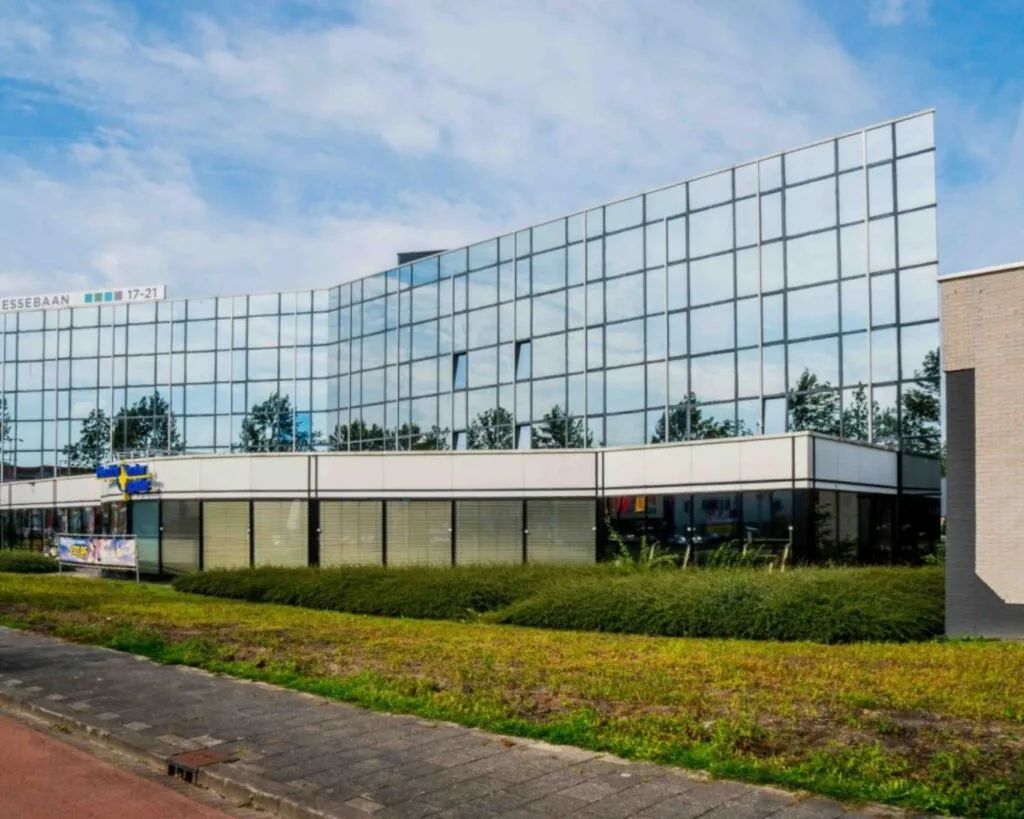 Moderne kantoorruimte met glazen gevel aan de Essebaan 13-1 te huur.