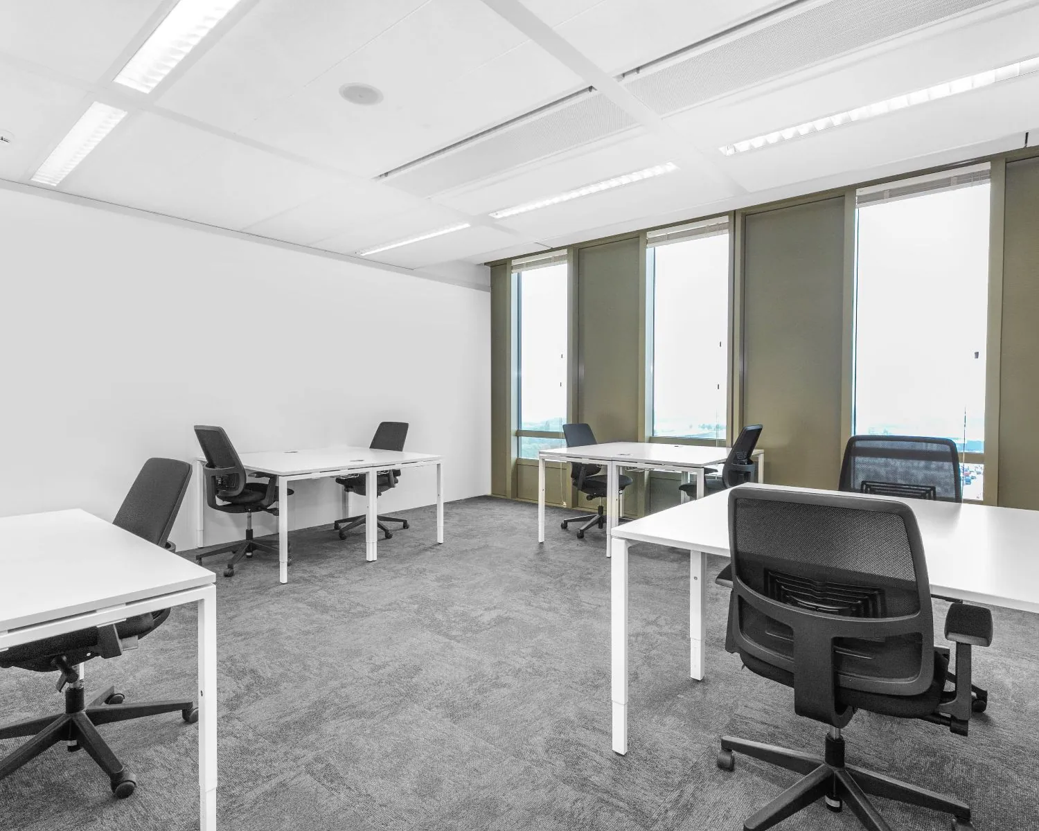 Moderne, lichte kantoorruimte met meerdere bureaus en bureaustoelen aan de Grote Voort 293a in Zwolle.