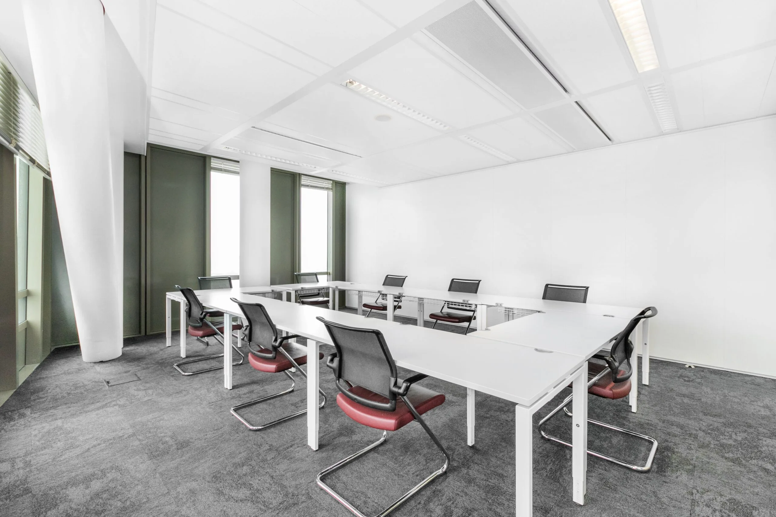 Moderne, lichte kantoorruimte met strakke witte bureaus en ergonomische stoelen aan de Grote Voort 293a in Zwolle.