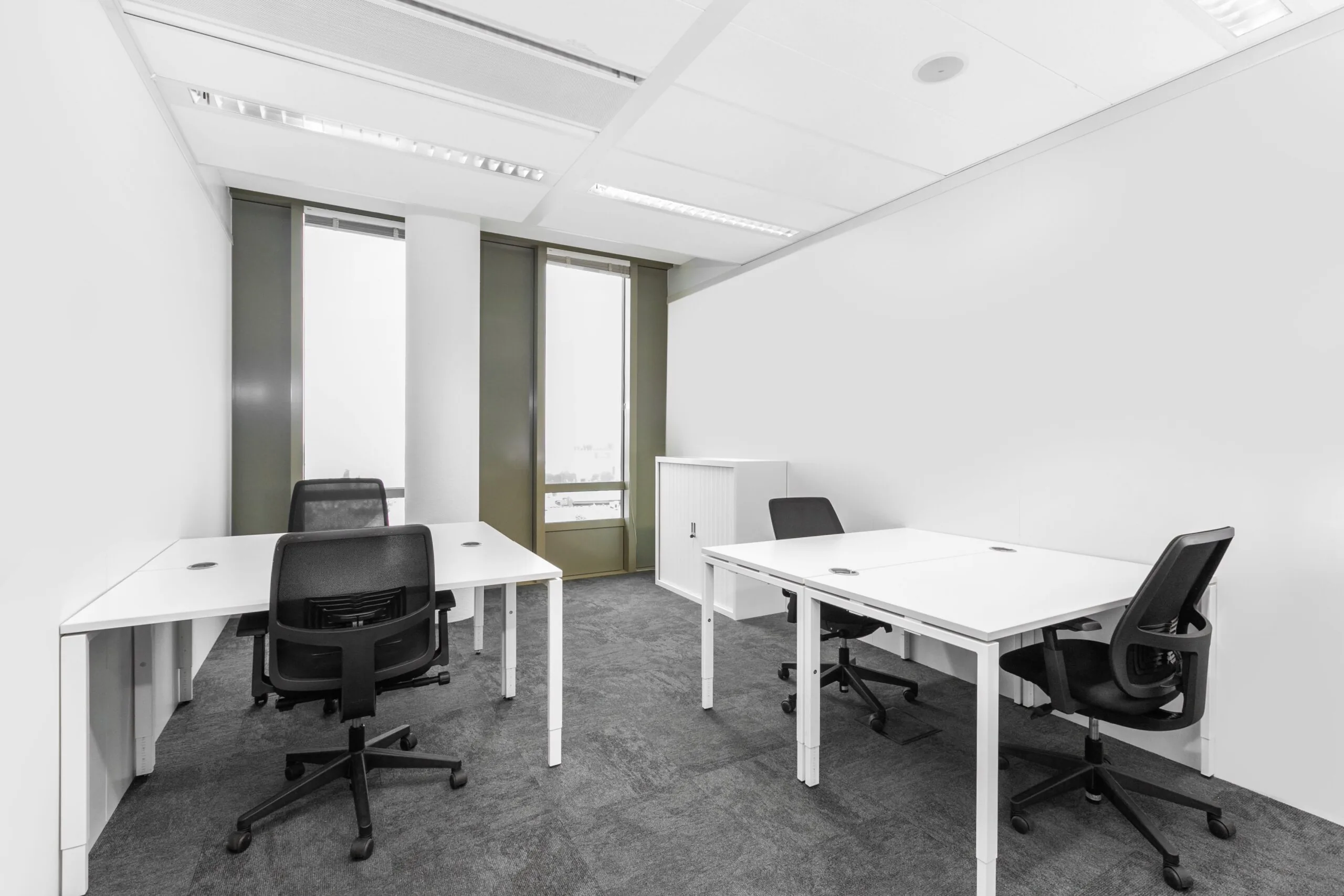 Moderne, lichte kantoorruimte in Zwolle met vier bureaus en ergonomische bureaustoelen.