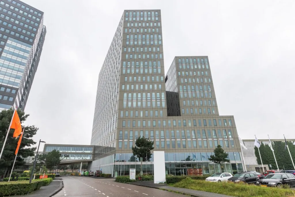 Moderne kantoorruimte aan de Grote Voort 293a in Zwolle met hoge glazen gevel en parkeergelegenheid voor het gebouw.