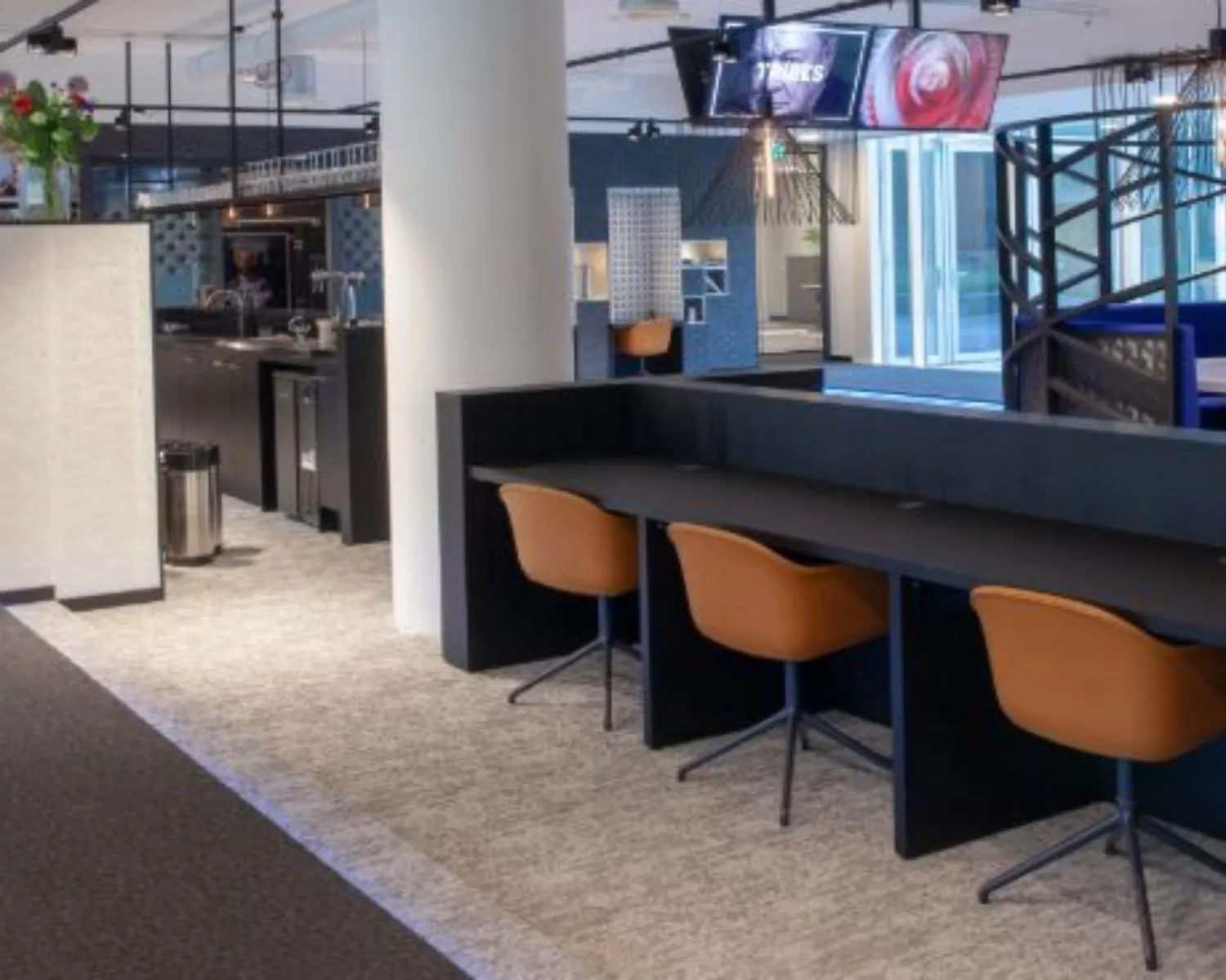 Moderne kantoorruimte met gedeelde werkplekken, zithoeken en een koffiebar aan het Gustav Mahlerplein 28 in Amsterdam.