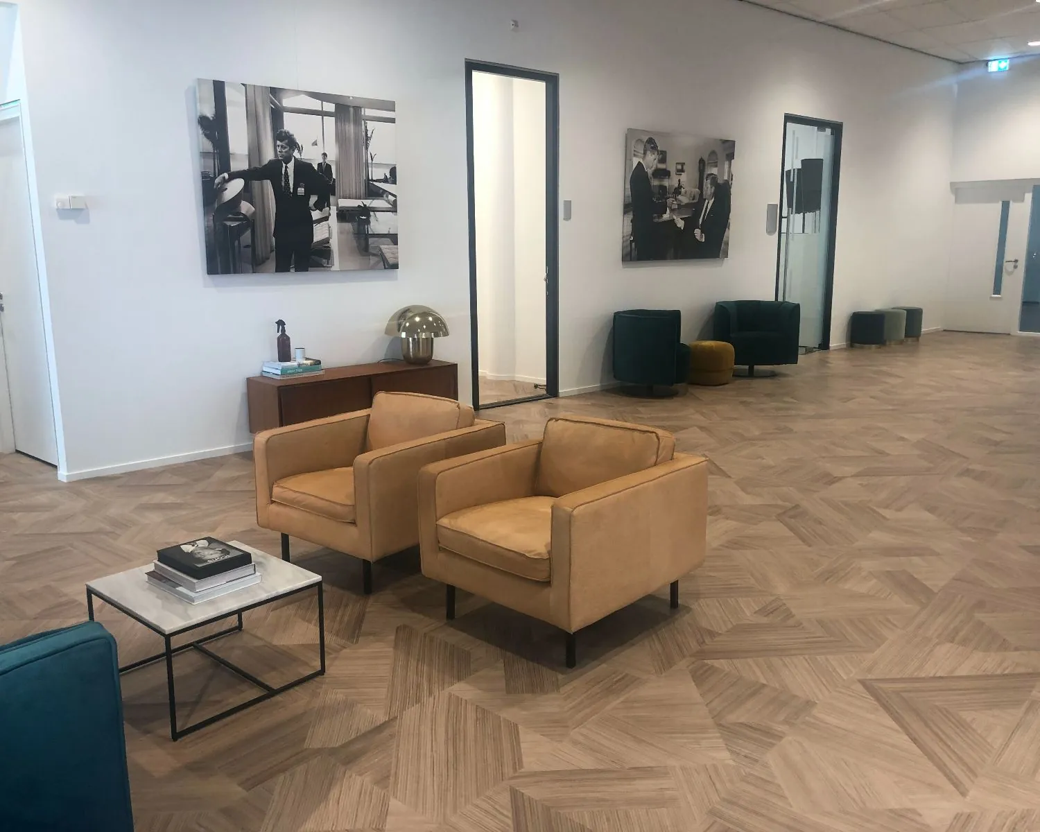 Moderne en stijlvolle wachtruimte in een kantoor aan de H.J.E. Wenckebachweg 123 in Amsterdam, met zitmeubilair en kunst aan de muur.