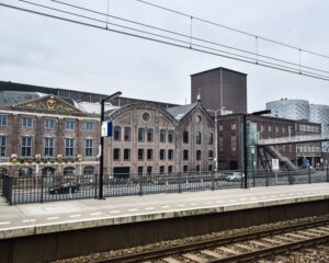 Uitzicht op kantoorruimtes aan de Haarlemmerstraatweg 11 in Halfweg, gezien vanaf het treinperron.