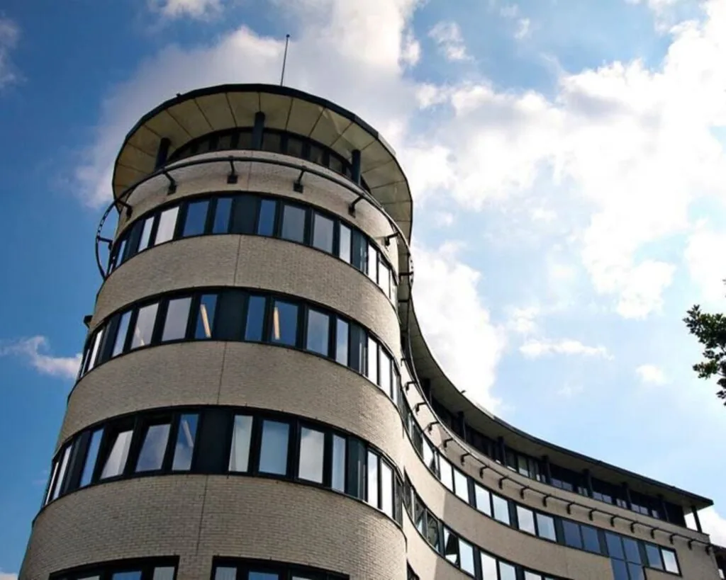 Gebogen kantoorgebouw aan de Hanzelaan 351 in Zwolle met grote ramen en een moderne uitstraling.