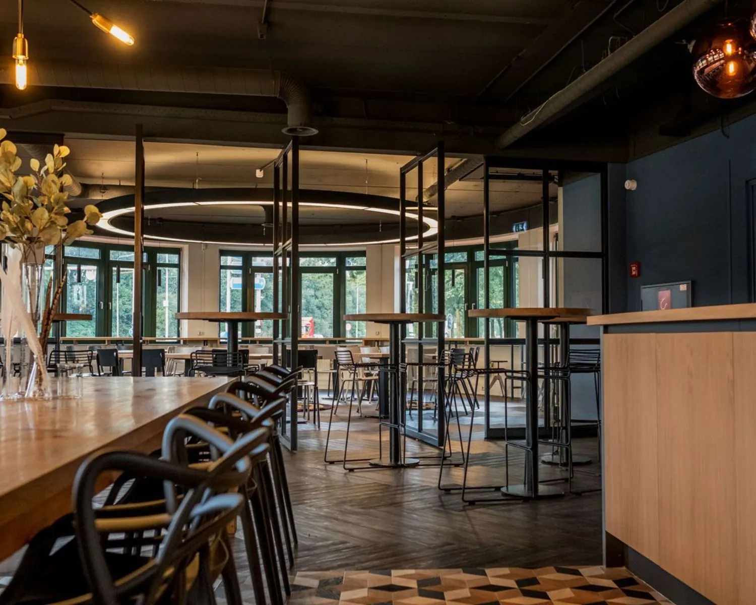 Moderne kantoorruimte aan de Hanzelaan 351 in Zwolle met hoge plafonds, grote ramen en stijlvolle zitgedeeltes.