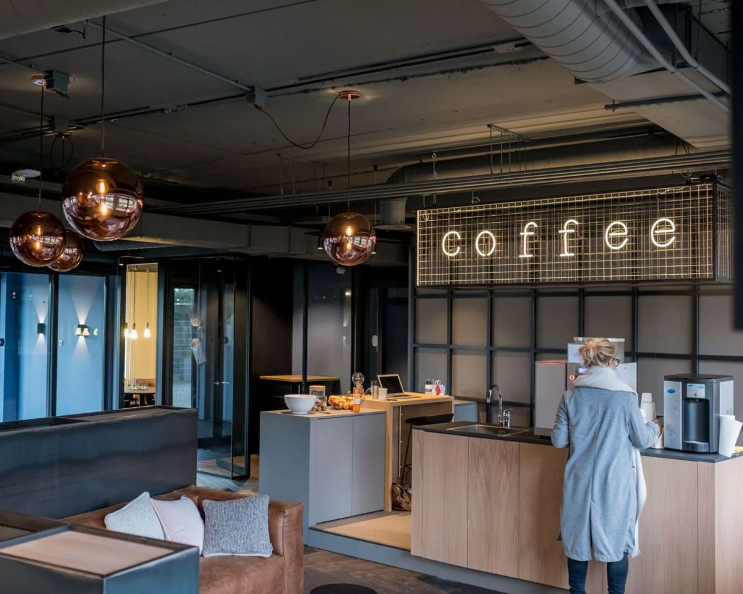 Moderne kantoorruimte aan de Hanzelaan 351 in Zwolle met een koffiebalie en sfeervolle verlichting.