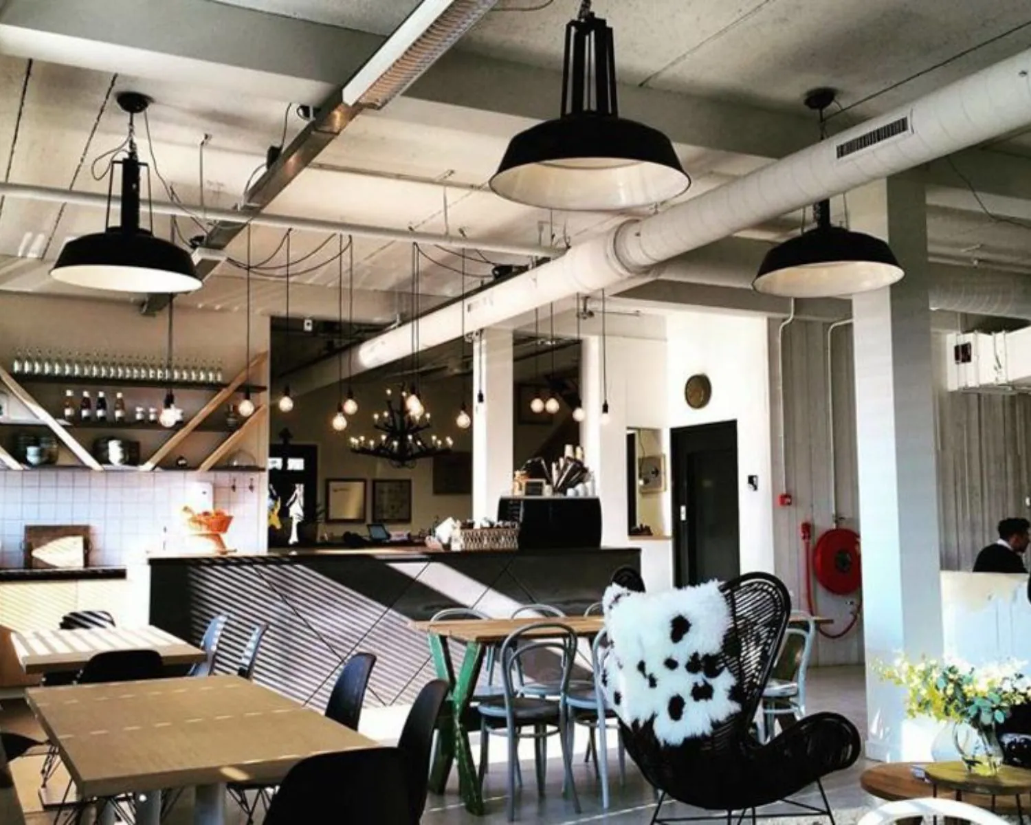 Moderne en sfeervolle kantoorruimte met café- of loungegedeelte aan de Hogehilweg 19 in Amsterdam.