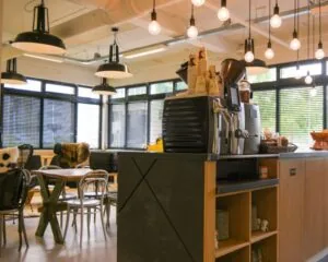 Moderne kantoorruimte aan de Hogehilweg 19 in Amsterdam met zithoek en koffiecorner.