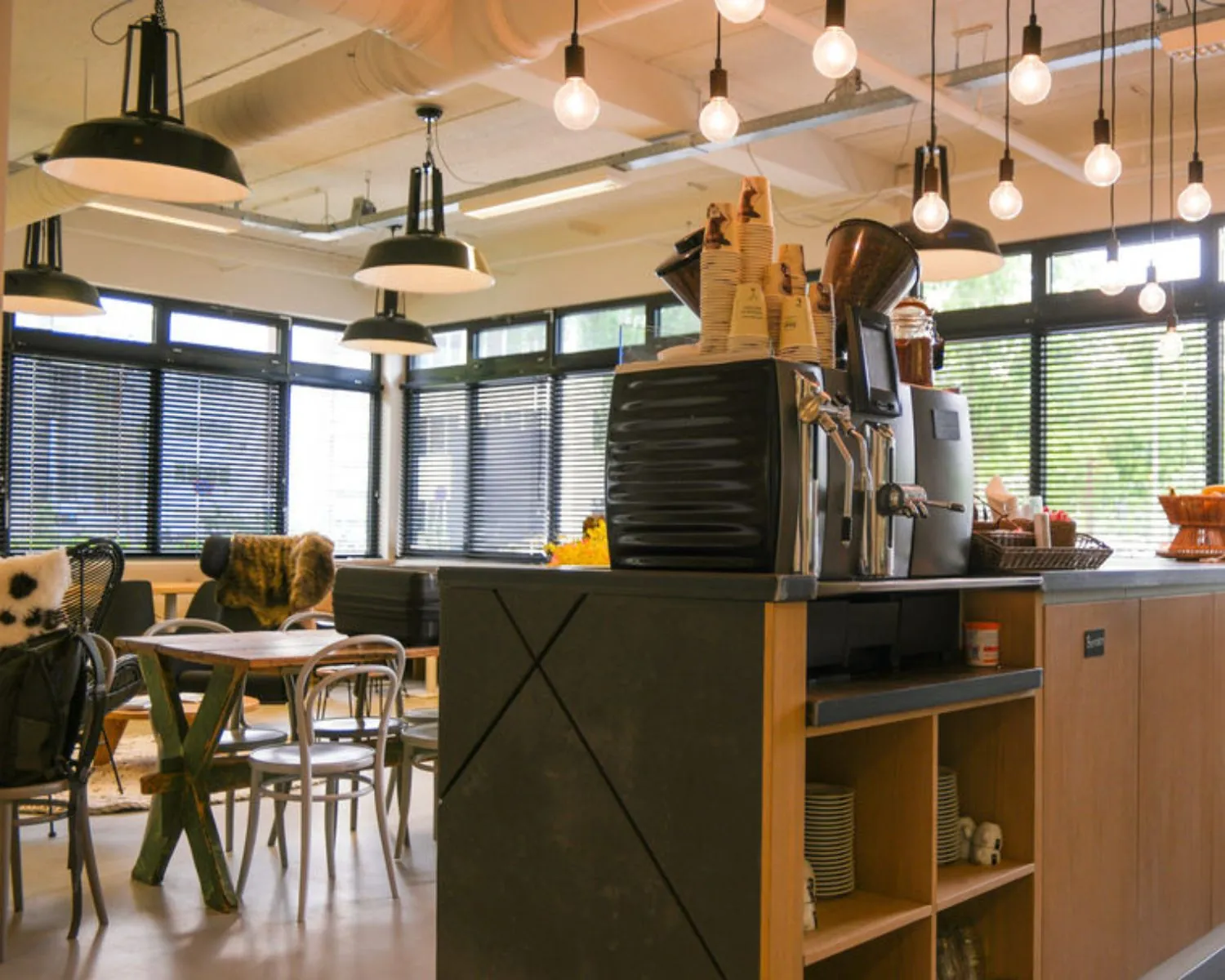 Moderne kantoorruimte aan de Hogehilweg 19 in Amsterdam met zithoek en koffiecorner.