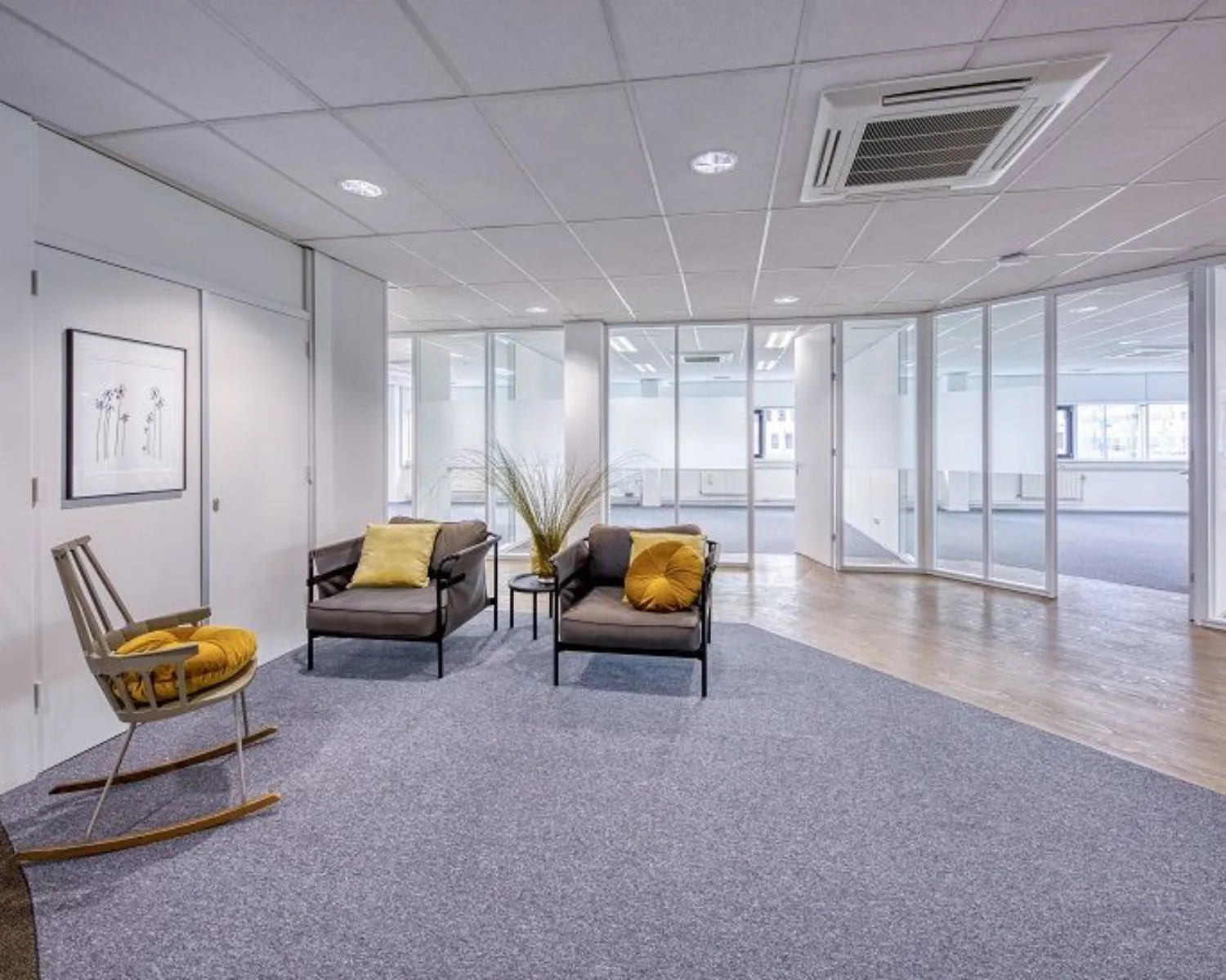 Moderne kantoorruimte met loungehoek en glazen scheidingswanden aan de Hullenbergweg 4 in Amsterdam.