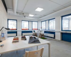 Moderne, lichte kantoorruimte met grote ramen en minimalistische inrichting aan de Innsbruckweg 130 in Rotterdam.