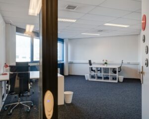 Moderne, lichte kantoorruimte met meerdere werkplekken aan de Innsbruckweg 130 in Rotterdam.