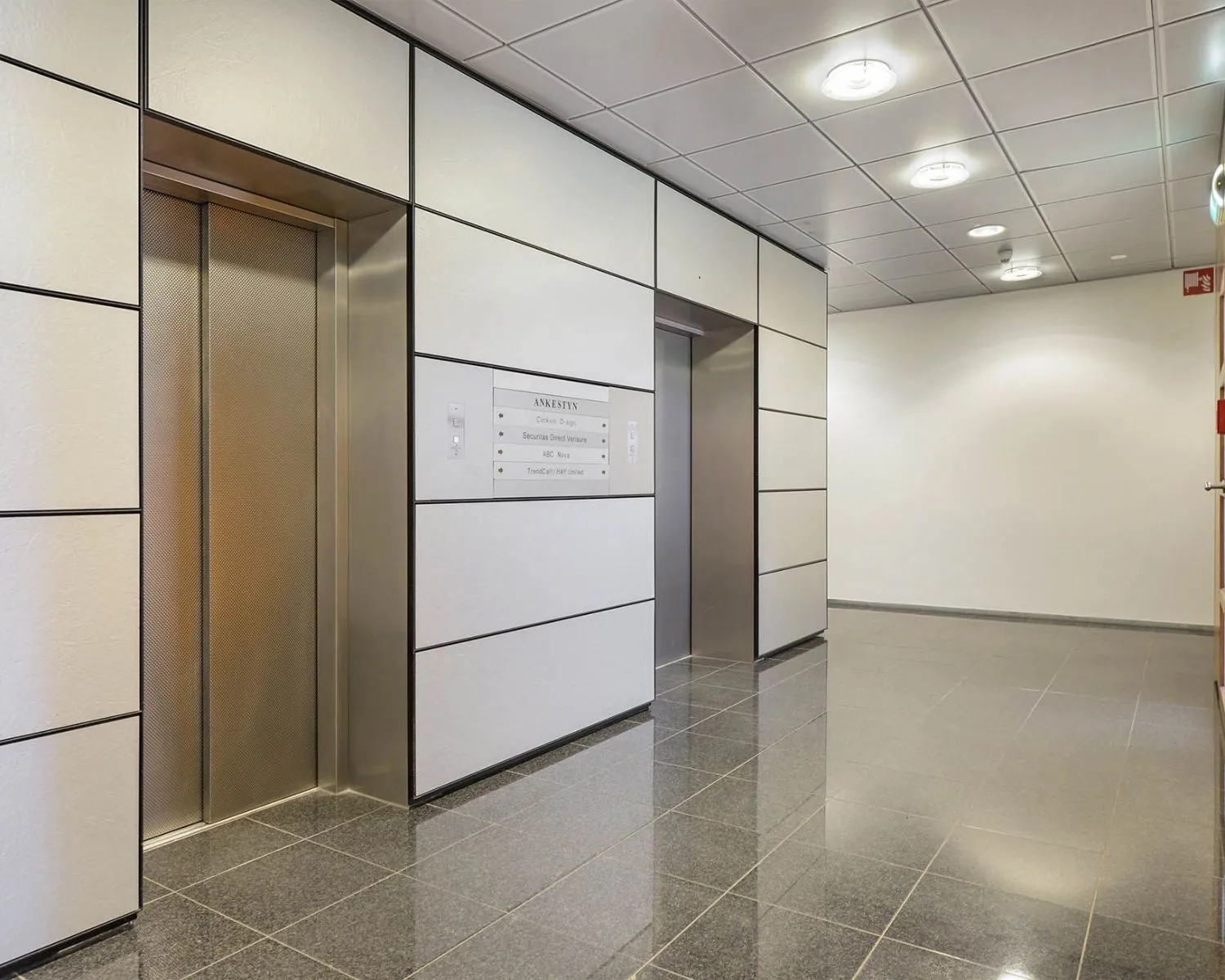 Moderne liftlobby met twee liften in een kantoorgebouw aan de Joan Muyskenweg 40 in Amsterdam.