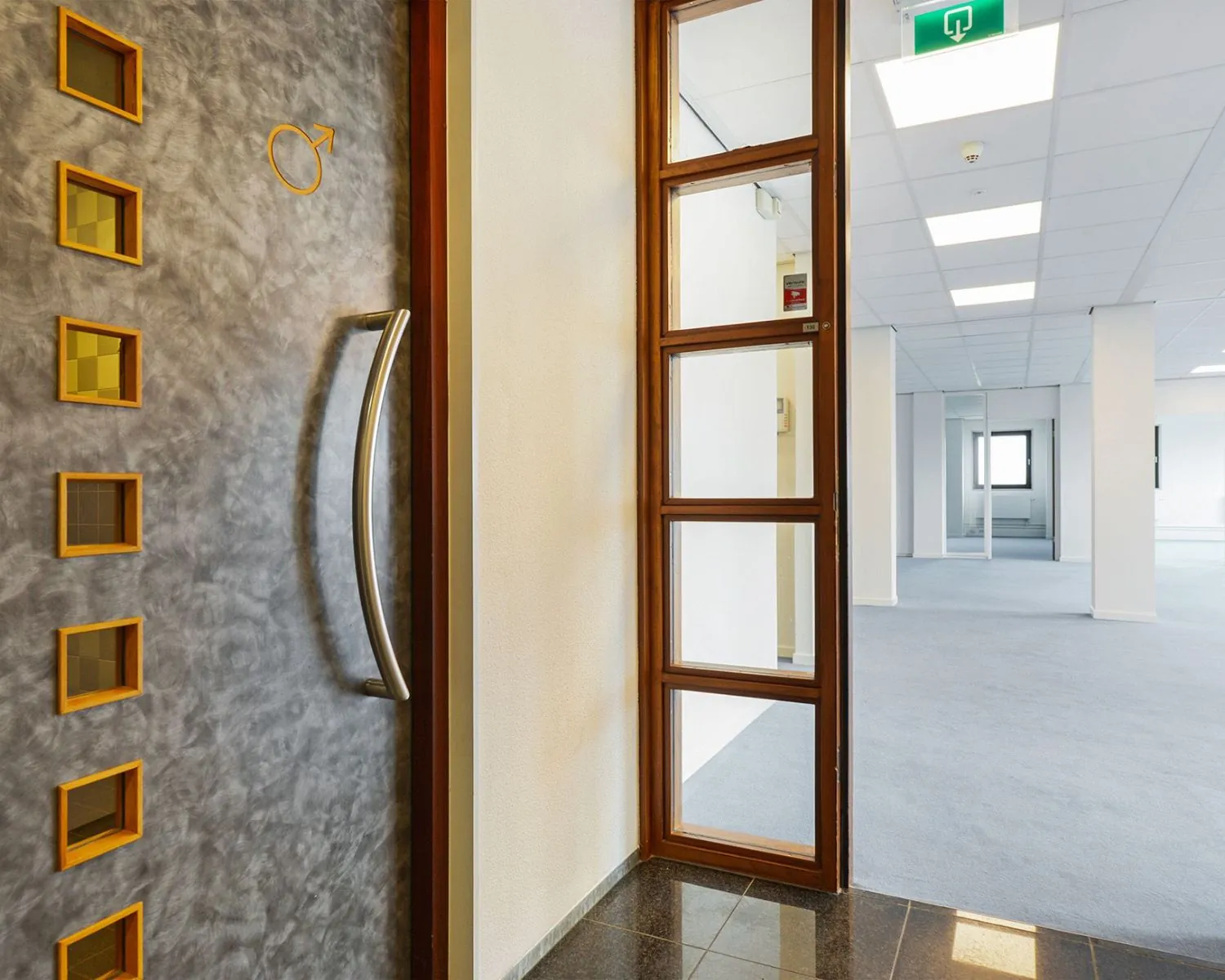 Moderne kantoorruimte met tapijtvloer en systeemplafond aan de Joan Muyskenweg 40-146 in Amsterdam.