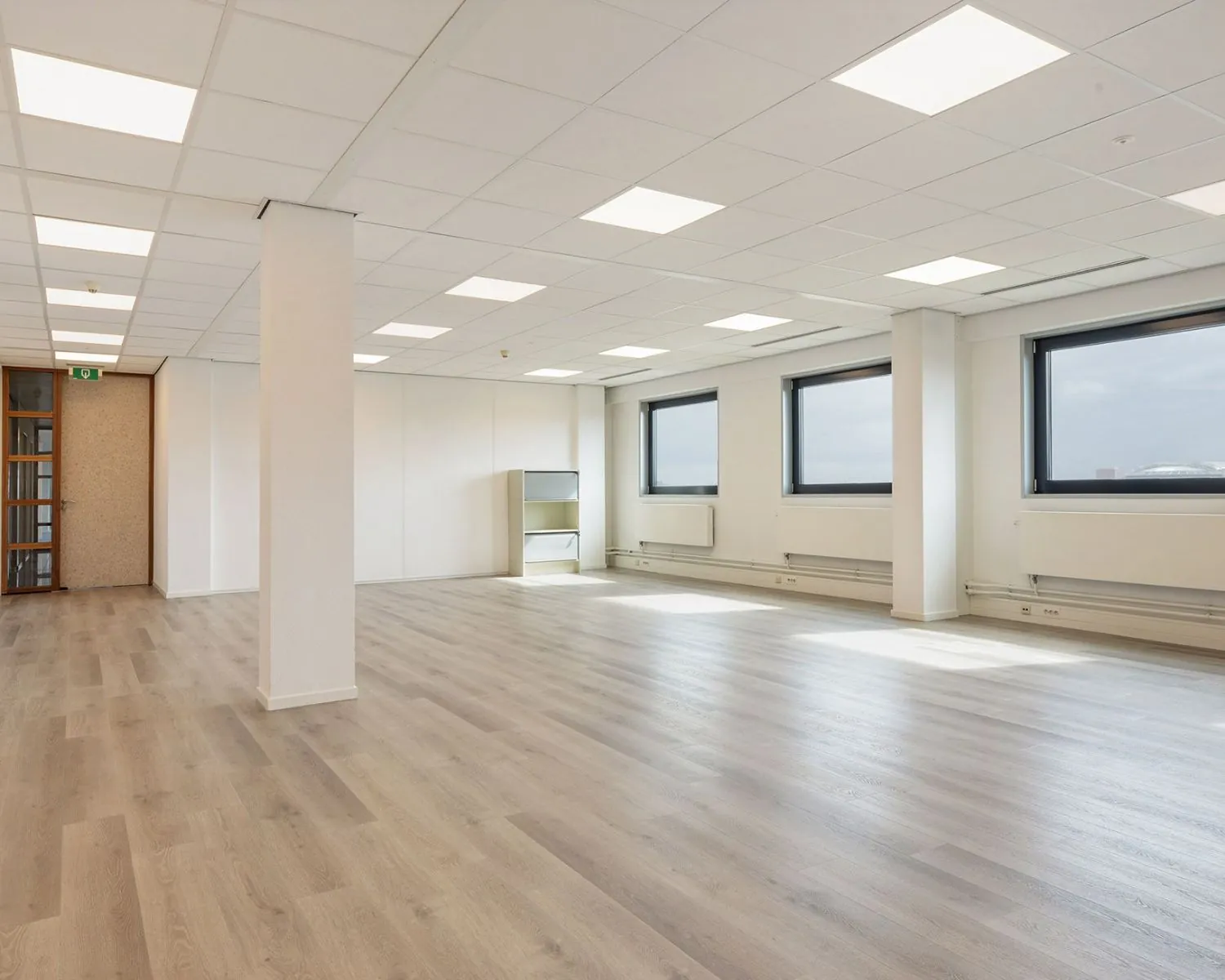 Lichte, moderne kantoorruimte met grote ramen aan de Joan Muyskenweg 40 in Amsterdam.