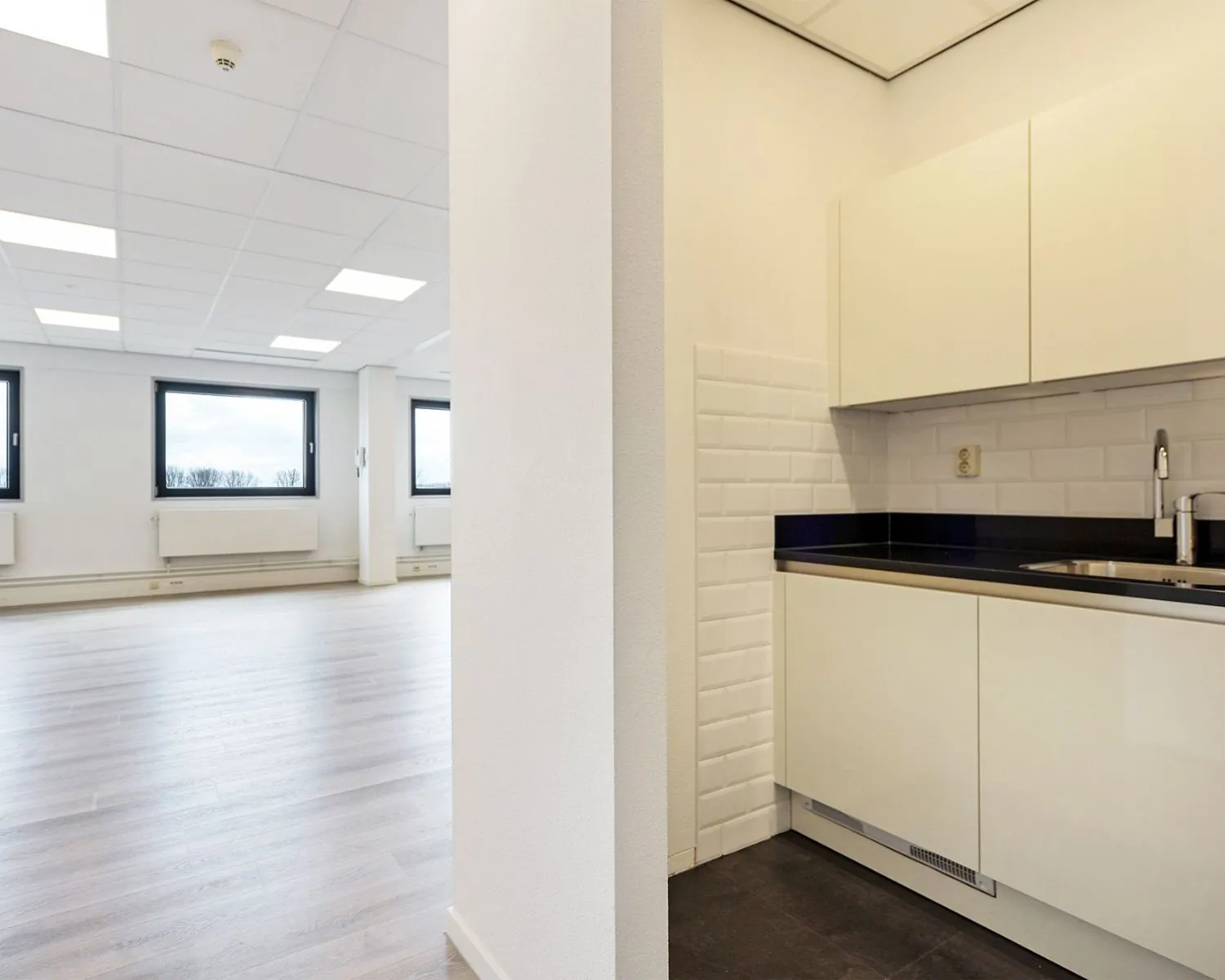 Moderne kantoorruimte aan de Joan Muyskenweg 40-146 in Amsterdam met open werkruimte en kitchenette.