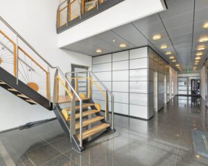 Moderne entreehal met trap en lift in een kantoorgebouw aan de Joan Muyskenweg 40-146 in Amsterdam.