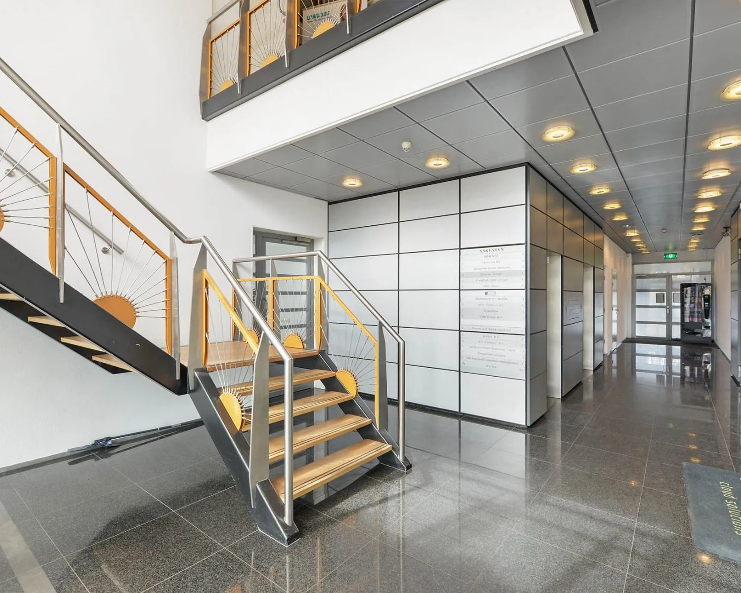 Moderne entreehal met trap en lift in een kantoorgebouw aan de Joan Muyskenweg 40-146 in Amsterdam.