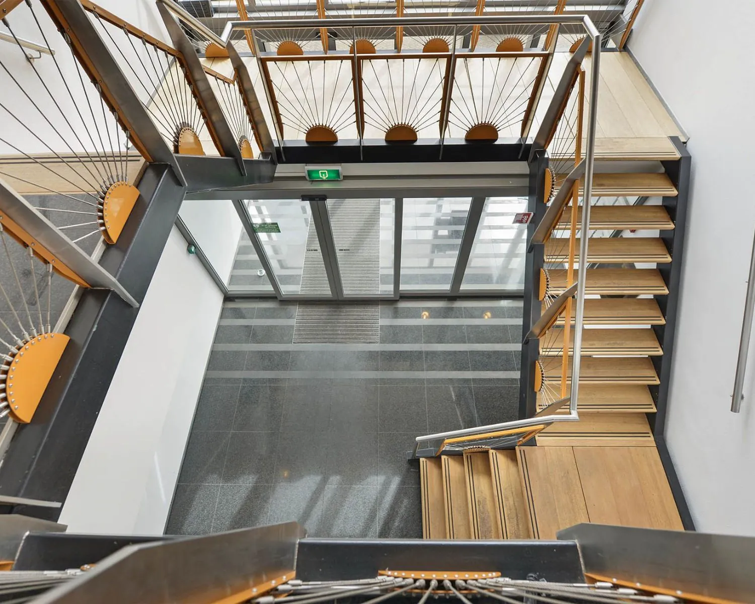 Moderne houten trap en ingang in een kantoorgebouw aan de Joan Muyskenweg 40 in Amsterdam.