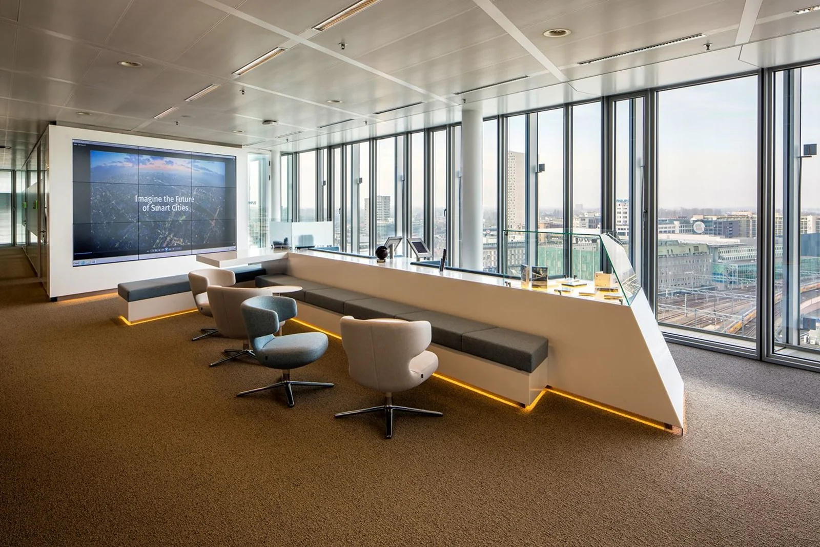 Moderne kantoorruimte in Kennedy Tower Eindhoven met panoramisch uitzicht en designinterieur.