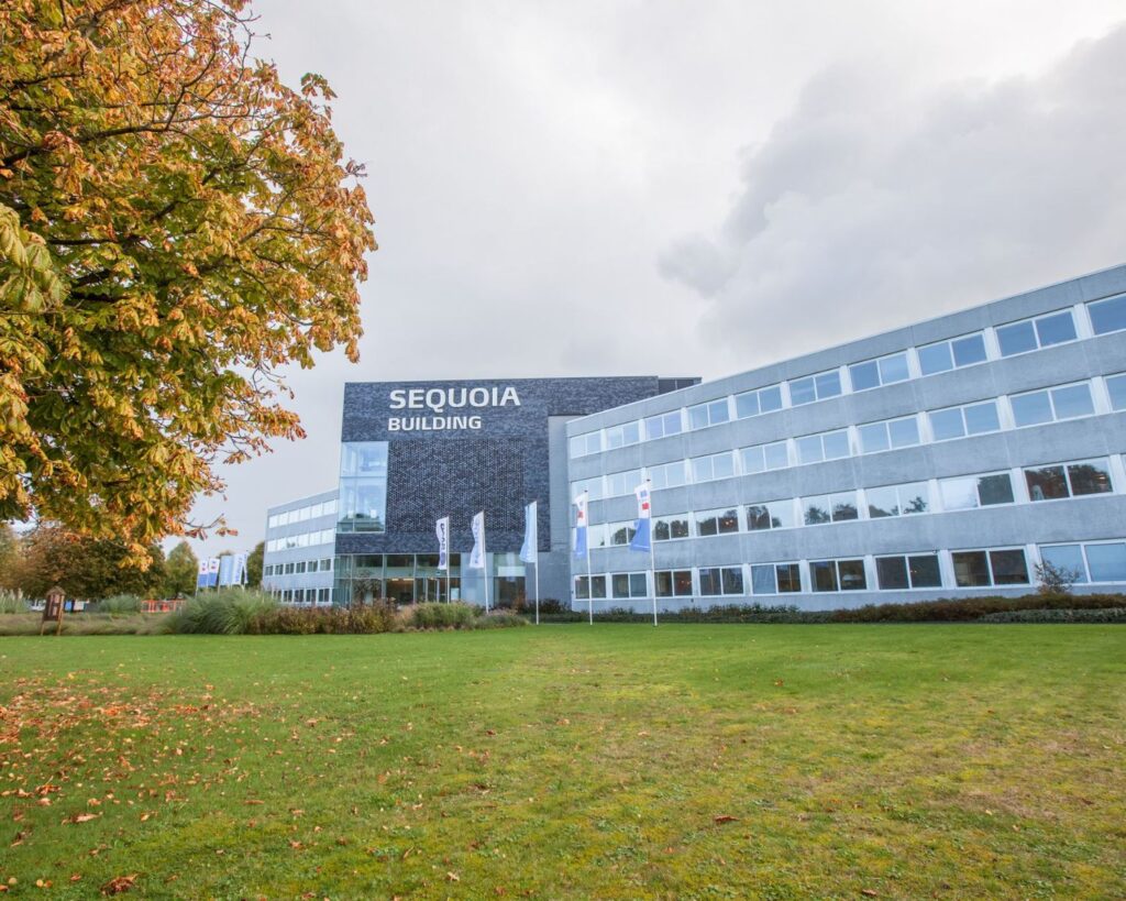 Kantoorruimte in het Sequoia Building aan de Laan van Malkenschoten 40-1 met moderne gevel en omliggend groen.