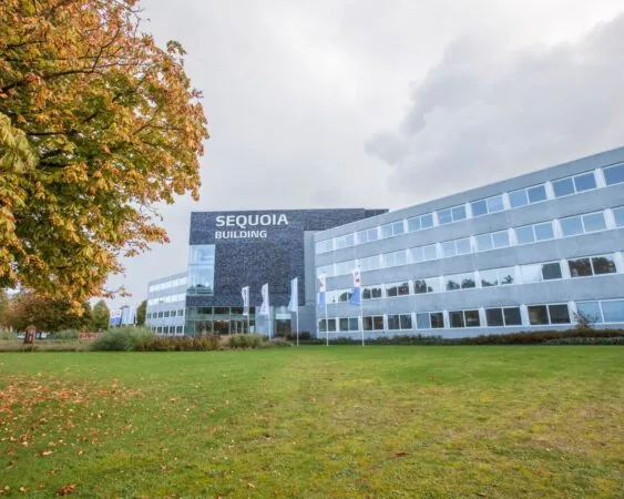 Kantoorruimte in het Sequoia Building aan de Laan van Malkenschoten 40-1 met moderne gevel en omliggend groen.