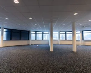 Ruime, lege kantoorruimte met ramen rondom aan de Lammenschansweg 130D.