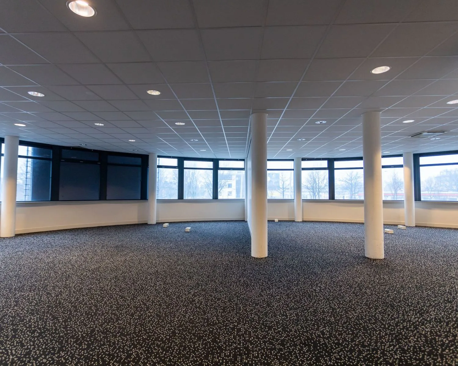 Ruime, lege kantoorruimte met ramen rondom aan de Lammenschansweg 130D.
