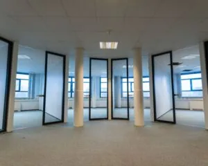 Lege kantoorruimte met glazen deuren en grote ramen aan de Lammenschansweg 130D.