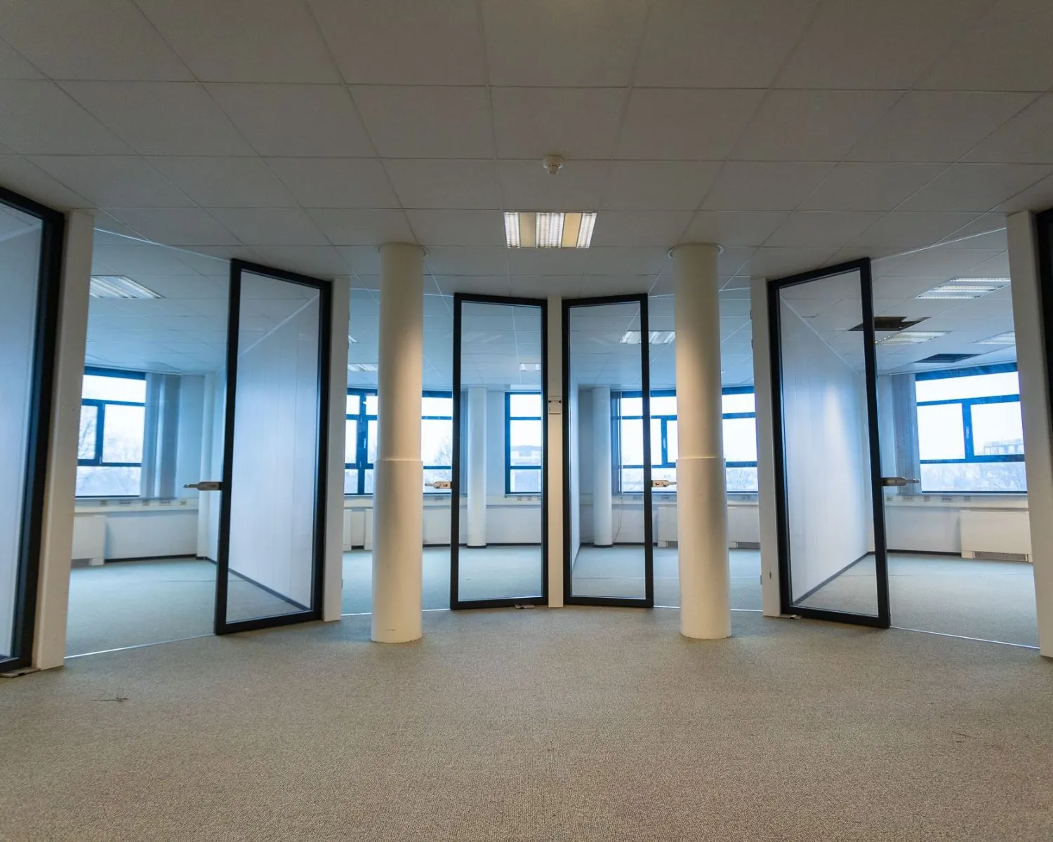 Lege kantoorruimte met glazen deuren en grote ramen aan de Lammenschansweg 130D.