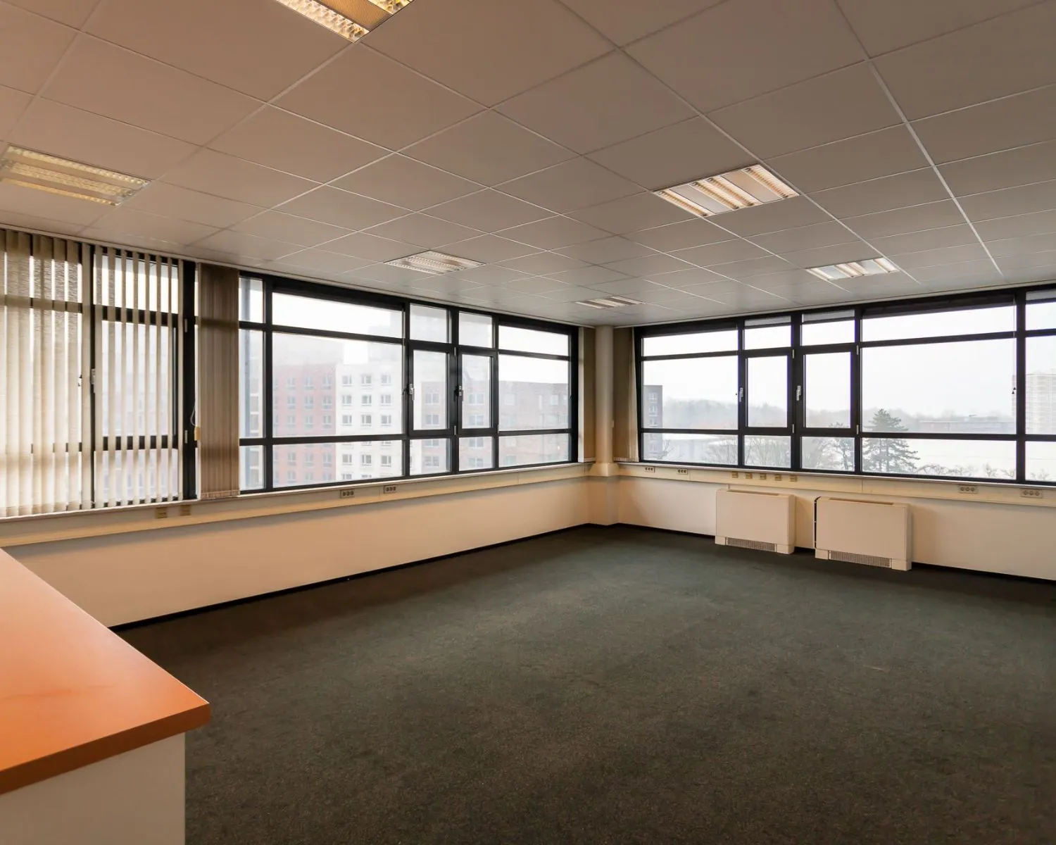 Lichte, leegstaande kantoorruimte met grote ramen aan de Lammenschansweg 130D.