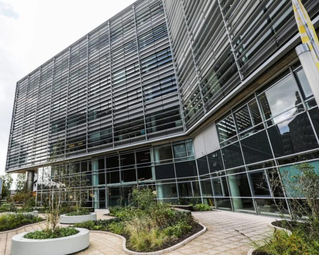 Moderne kantoorruimte aan de PJ Oudweg 41 in Almere met glazen gevel en aangelegde voortuin.