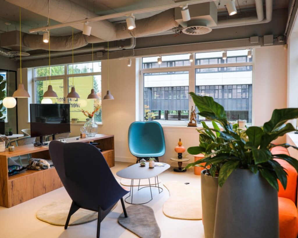 Moderne en sfeervolle kantoorruimte aan de PJ Oudweg 41 in Almere met designmeubilair, grote ramen en veel natuurlijk licht.