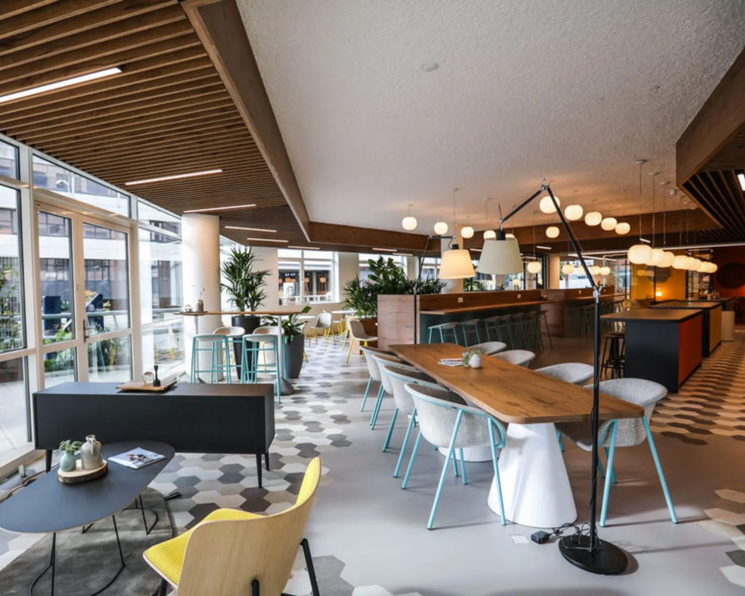 Moderne en sfeervol ingerichte kantoorruimte met zitgedeeltes en grote ramen aan de PJ Oudweg 41 in Almere.