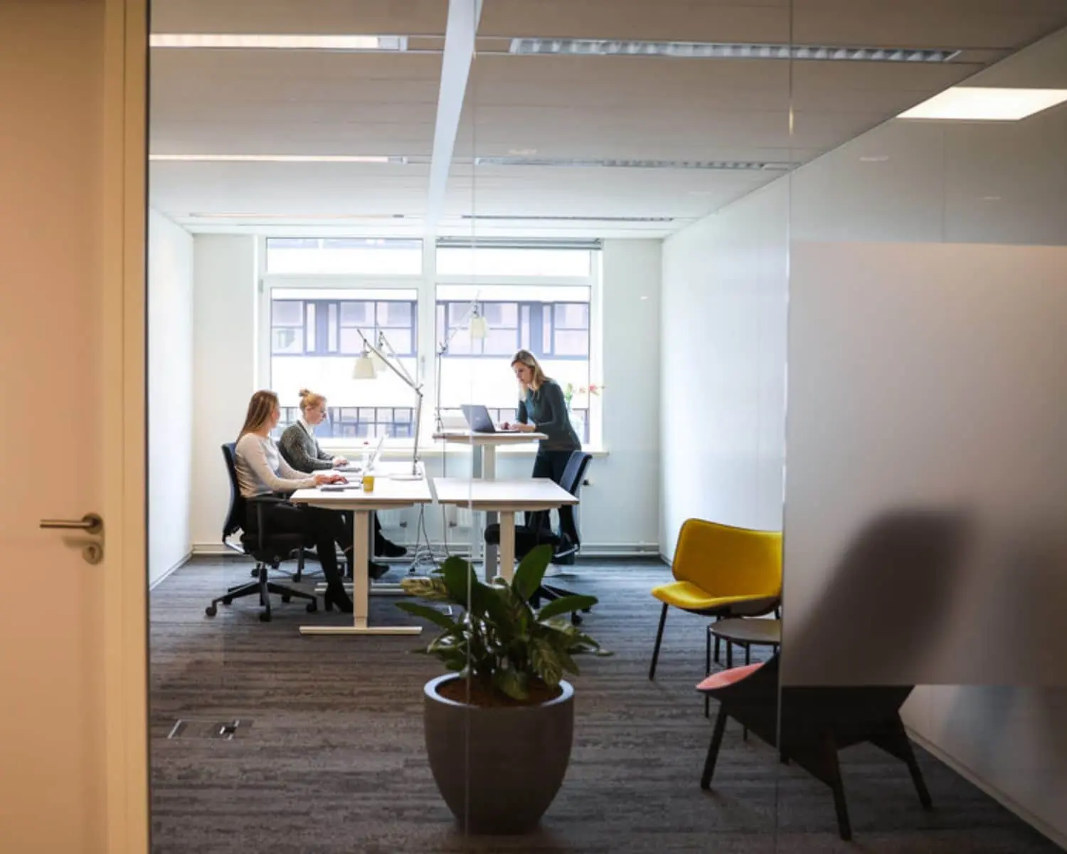 Moderne kantoorruimte aan de PJ Oudweg 41 in Almere met drie werkende personen en eigentijdse inrichting.