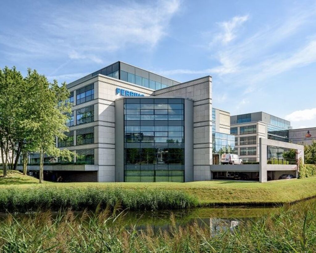 Modern kantoorgebouw aan de Polarisavenue 130-148 met grote glazen raampartijen en omliggend groen.