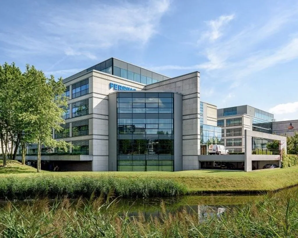 Modern kantoorgebouw aan de Polarisavenue 130-148 met grote glazen raampartijen en omliggend groen.