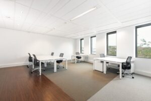 Moderne, lichte kantoorruimte met meerdere bureaus en bureaustoelen aan het Smallepad 32 in Amersfoort.