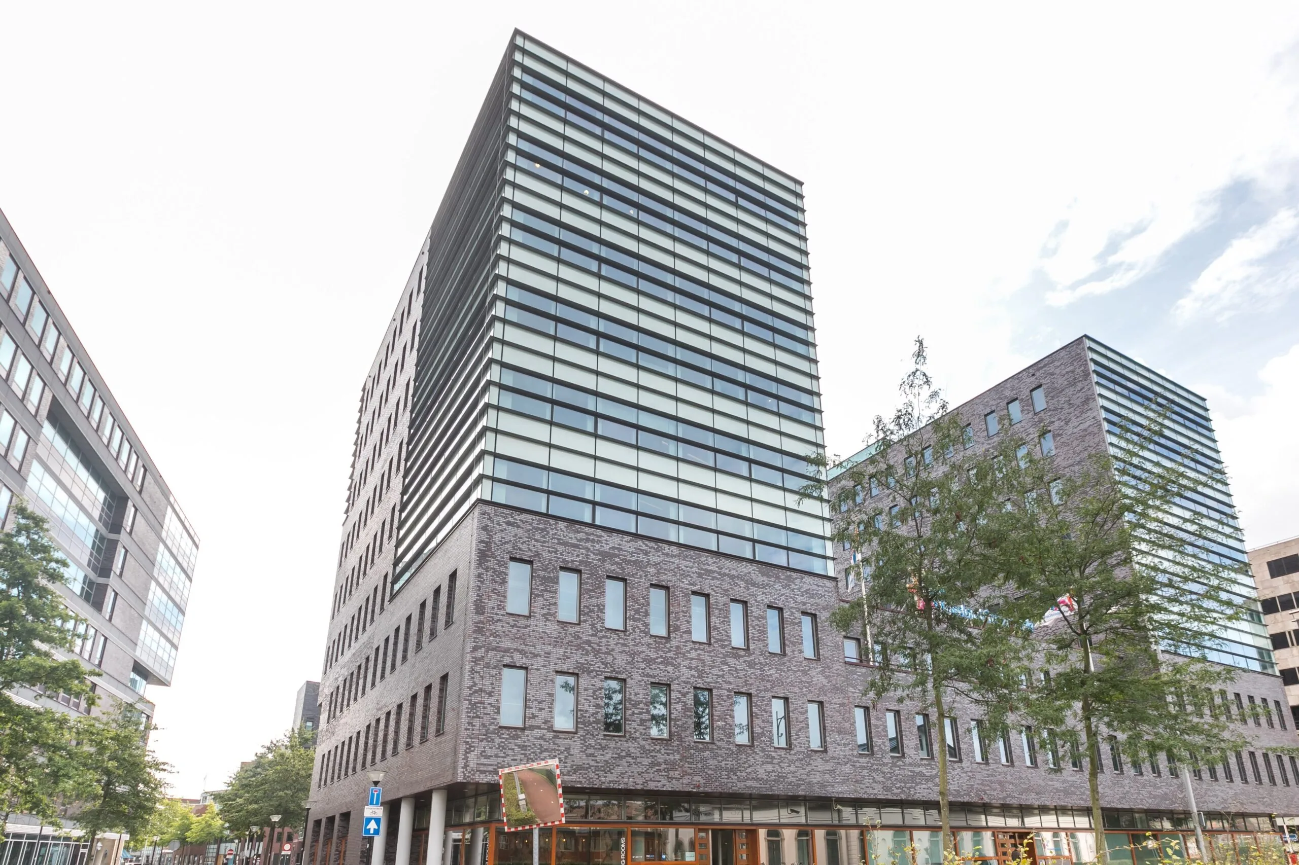 Modern kantoorgebouw aan het Smallepad 32 in Amersfoort met grote glaspartijen en bakstenen gevel.