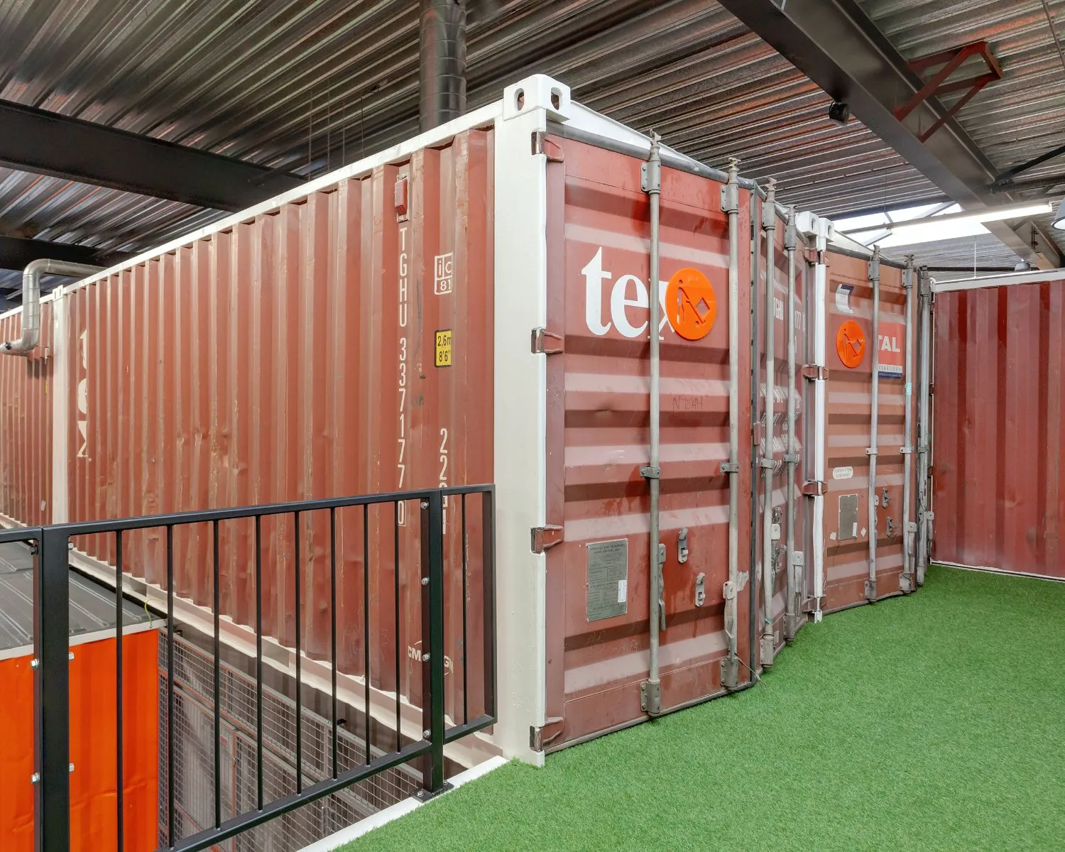 Kantoorruimte in industriële stijl met zeecontainers en kunstgrasvloer aan de Tarasconweg 2 in Eindhoven.