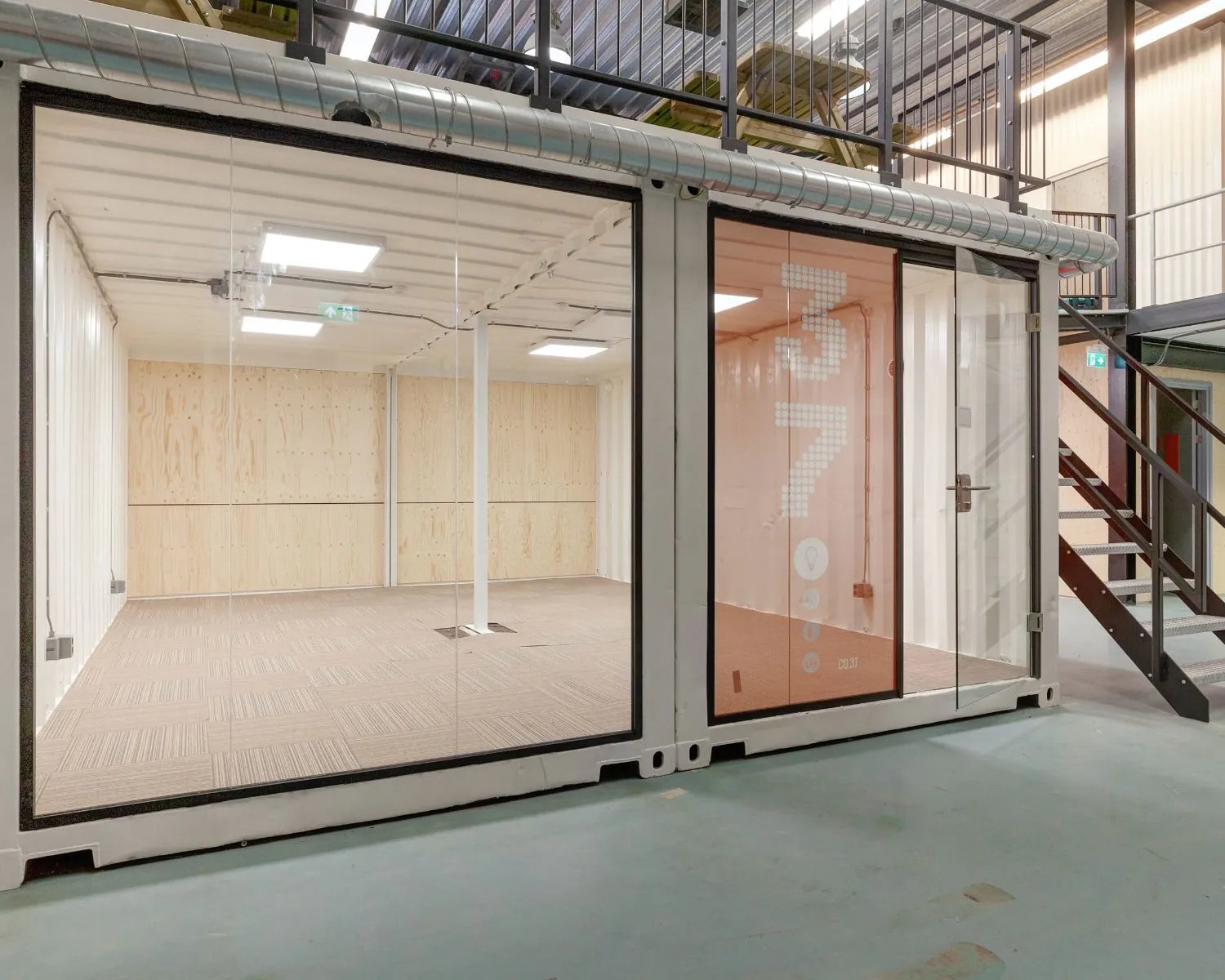 Moderne kantoorruimte in een containerunit met glazen wanden aan de Tarasconweg 2 in Eindhoven.