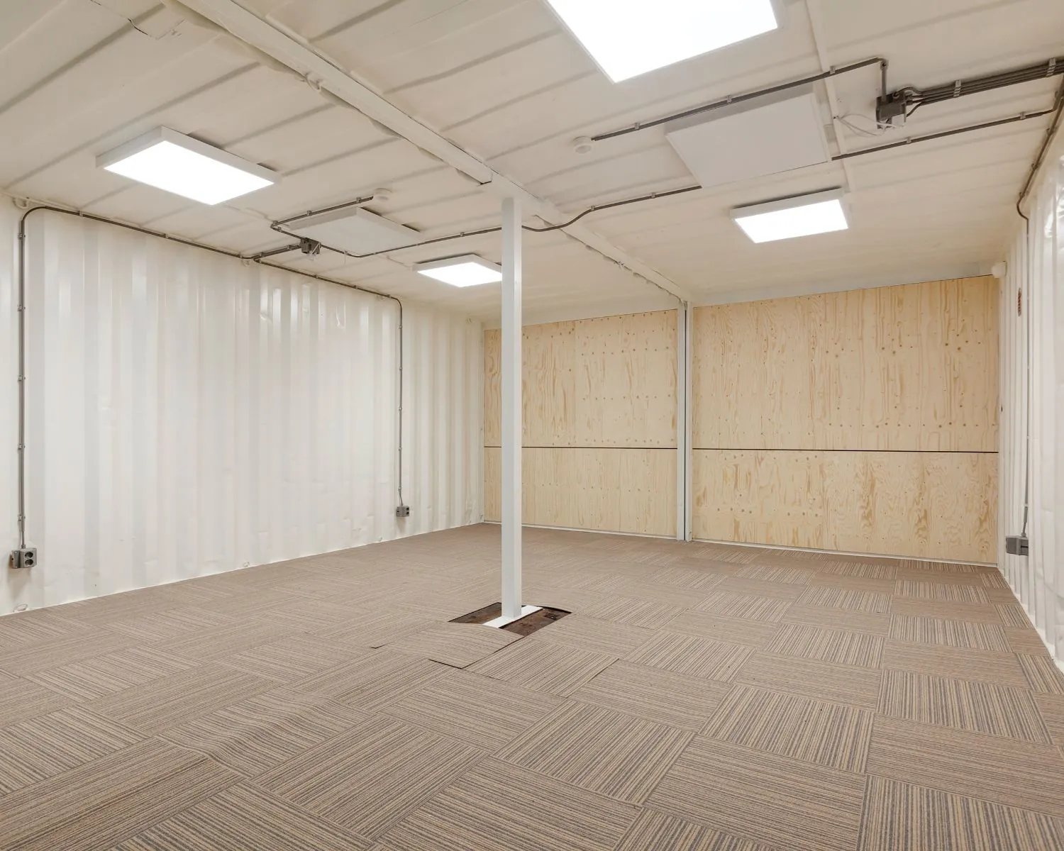 Leegstaande kantoorruimte met systeemplafond en tapijttegels aan de Tarasconweg 2 in Eindhoven.