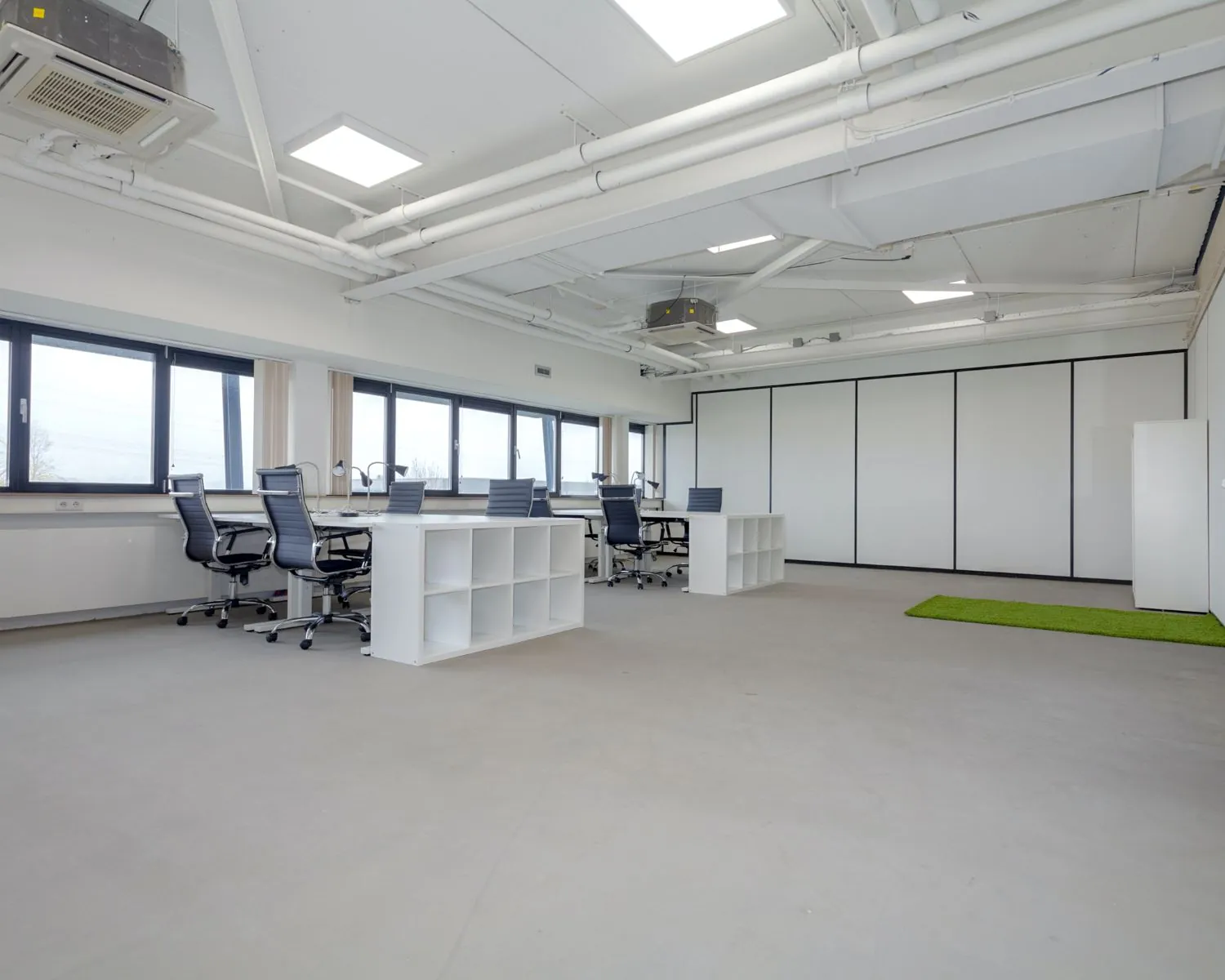 Moderne, lichte kantoorruimte met bureaus, stoelen en opbergvakken aan de Transistorstraat 151 in Almere.